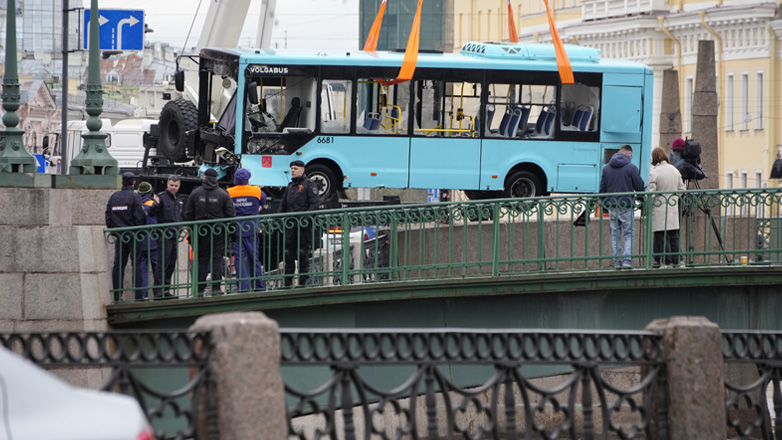 Ρωσία: Τουλάχιστον επτά νεκροί από την πτώση λεωφορείου σε ποταμό της Αγίας Πετρούπολης