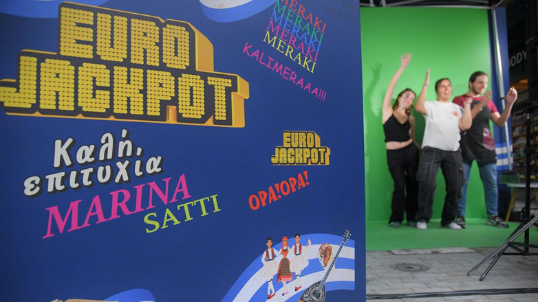 Οι eurofans εύχονται «καλή επιτυχία» στη Μαρίνα Σάττι από το AR video booth by Eurojackpot χορεύοντας το «Zari» στο Σύνταγμα