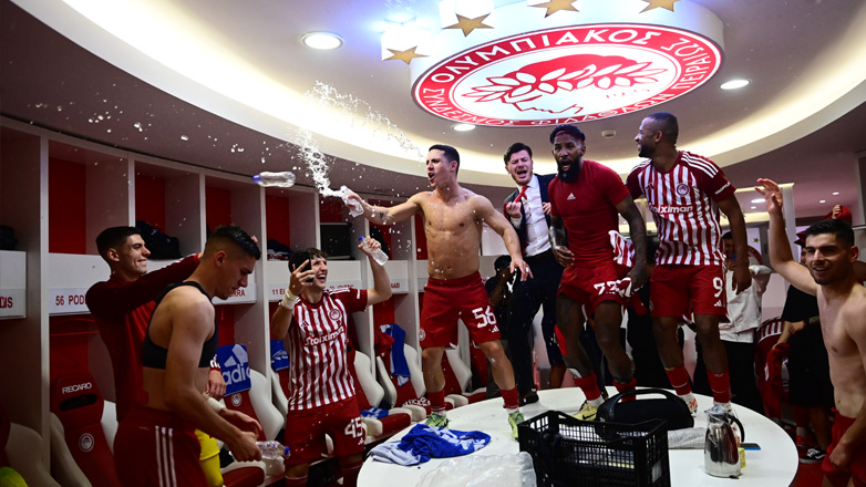 Oι ξέφρενοι πανηγυρισμοί στα αποδυτήρια του Ολυμπιακού για την ιστορική πρόκριση!