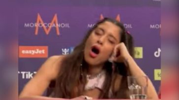 Μαρίνα Σάττι: Την… πήρε ο ύπνος την ώρα που μιλούσε η τραγουδίστρια του Ισραήλ