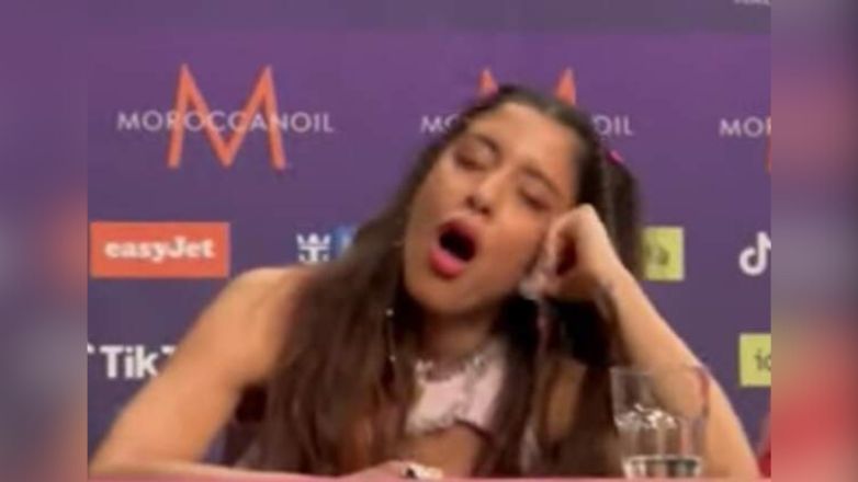 Μαρίνα Σάττι: Την… πήρε ο ύπνος την ώρα που μιλούσε η τραγουδίστρια του Ισραήλ