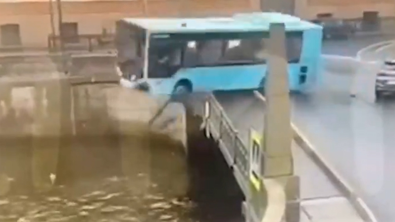 Βίντεο -σοκ: Λεωφορείο έπεσε στα παγωμένα νερά ποταμού