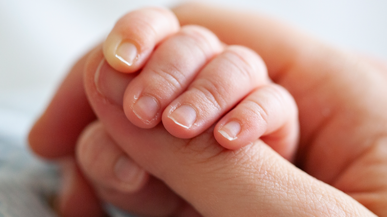 Μωρό εκ γενετής κωφό ξαναβρήκε την ακοή του με γονιδιακή θεραπεία