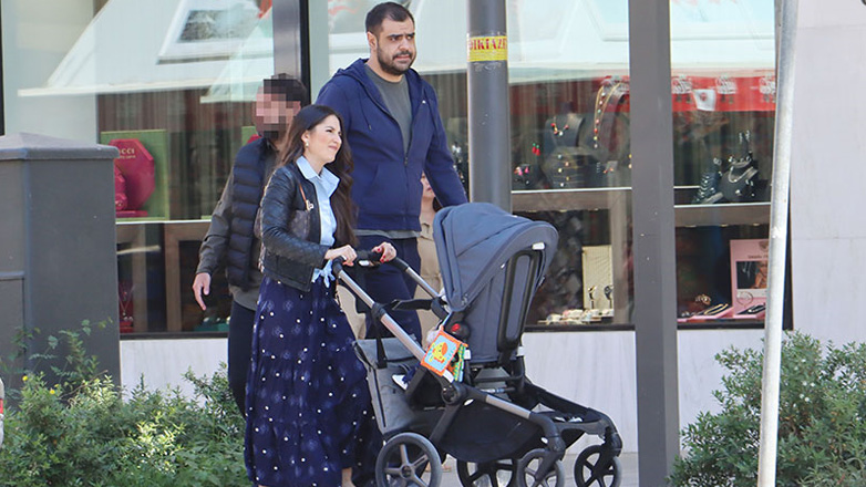 Παύλος Μαρινάκης – Κατερίνα Μαχαιριώτη: Βόλτα στην Αθήνα με τον νεογέννητο γιο τους