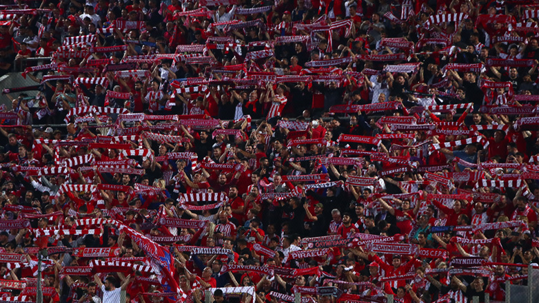 Oι Άγγλοι τραγουδούσαν και οι Ολυμπιακοί χειροκροτούσαν