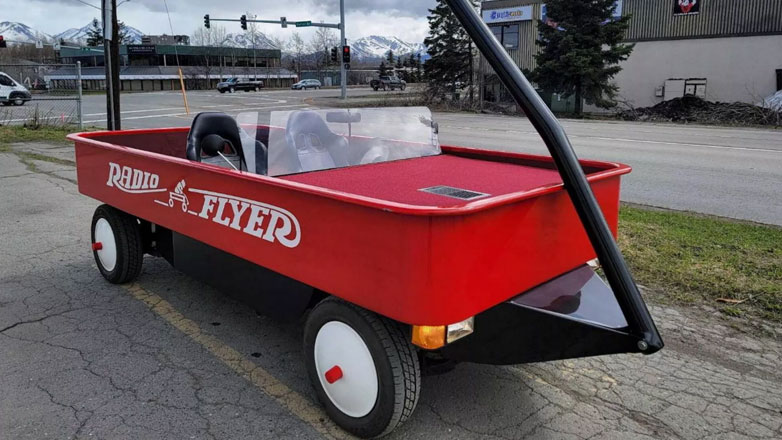 Πώς θα νιώθατε εάν δίπλα σας στο φανάρι, ήταν το παιδικό σας παιχνίδι σε μέγεθος SUV;