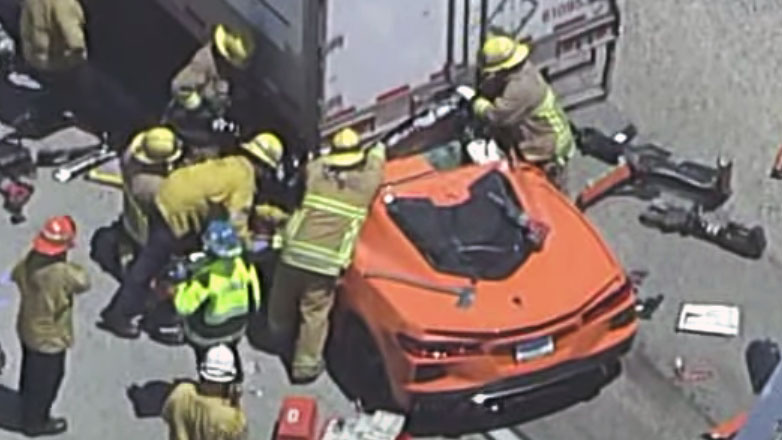 Σοκαριστικό τροχαίο: 77χρονος καρφώθηκε κάτω από νταλίκα (Βίντεο)