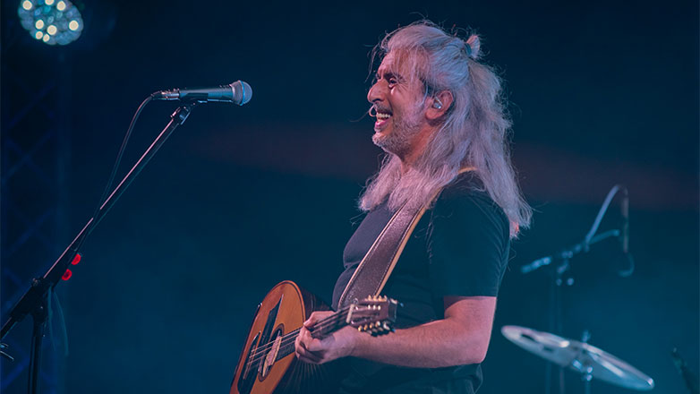 Ο Γιάννης Χαρούλης live στο Κατράκειο Θέατρο της Νίκαιας