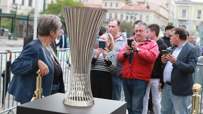Πλήθος κόσμου για το τρόπαιο του Europa Conference League