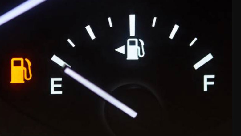 Οι 3 λόγοι που δεν πρέπει να οδηγείτε με το λαμπάκι της βενζίνης αναμμένο
