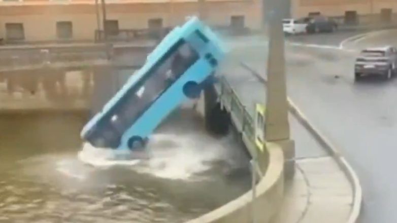 Αγία Πετρούπολη: Βίντεο από το εσωτερικό του λεωφορείου λίγο πριν πέσει στο ποτάμι – Σε πανικό επιβάτες και οδηγός