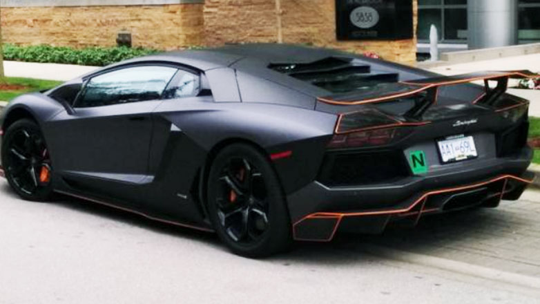 Η Lamborghini βάζει στην πίστα νέους οδηγούς και αν δει πως δυσκολεύονται, κάνει τα αυτοκίνητα της πιο ευκολοδήγητα