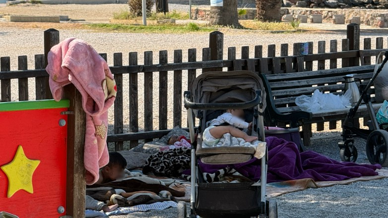 Δήμος Ελευσίνας: Ρομά κατασκήνωσαν μέσα στην παιδική χαρά της παραλίας