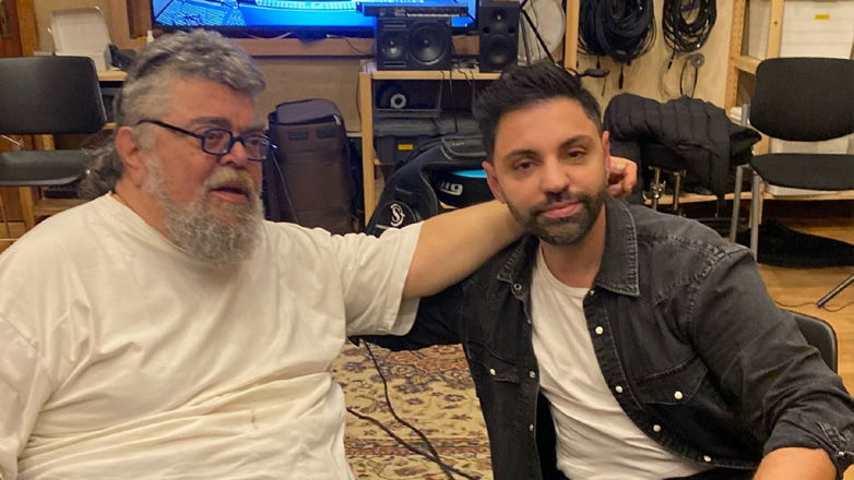 Ο Σταμάτης Κραουνάκης ερμηνεύει τραγούδι-καντάδα του Άγγελου Ανδρεάτου!