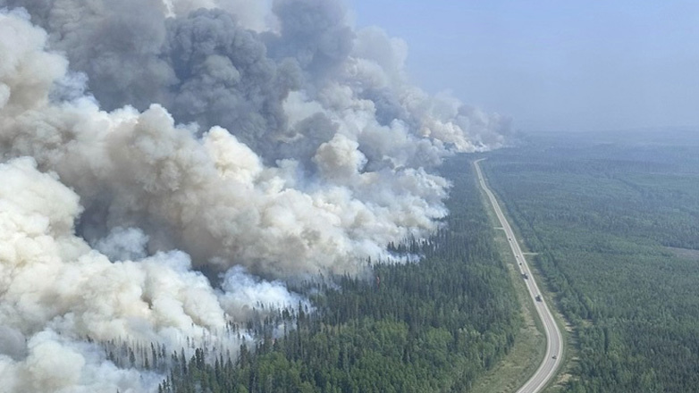 Καναδάς: Χιλιάδες κάτοικοι απομακρύνονται εσπευσμένα από τα σπίτια τους εξαιτίας πυρκαγιών