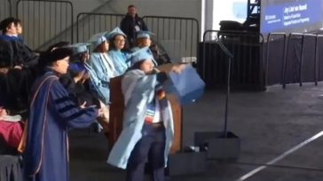 Φοιτητές του Κολούμπια παρέλαβαν πτυχία με χειροπέδες και τα έσκισαν