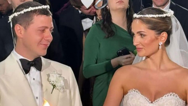 Ο λαμπερός γάμος του Αντώνη Ξυλά με την Ιφιγένεια Πρωτονοτάριου