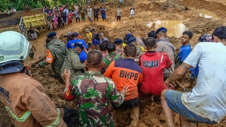 Ινδονησία: Τουλάχιστον 41 νεκροί και 17 αγνοούμενοι από πλημμύρες και κατολισθήσεις