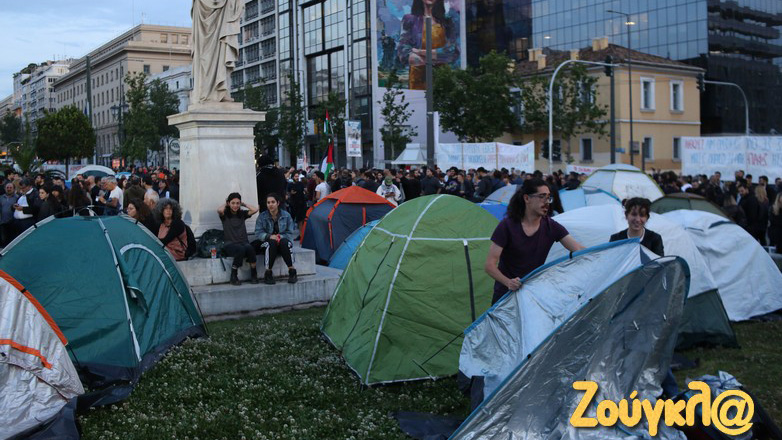 Ολονυχτία φοιτητών στα Προπύλαια για την Παλαιστίνη
