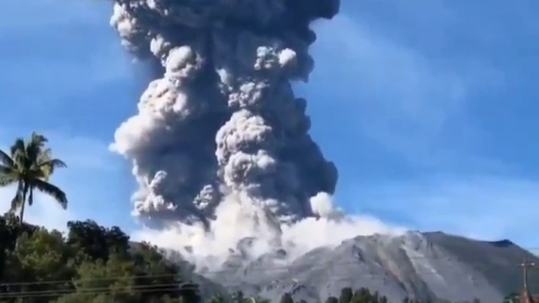 Τέφρα ύψους πέντε χιλιομέτρων εκτοξεύεται από τον κρατήρα του ηφαιστείου Ibu στην Ινδονησία Τέφρα ύψους πέντε χιλιομέτρων εκτοξεύεται από τον κρατήρα του ηφαιστείου Ibu στην Ινδονησία