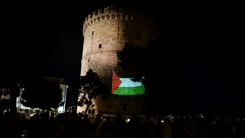 Θεσσαλονίκη: Με τη σημαία της Παλαιστίνης φωτίστηκε ο Λευκός Πύργος – Ολονύχτια δράση αλληλεγγύης