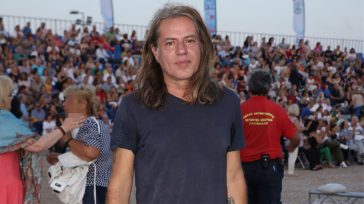 Δημήτρης Κοργιαλάς για Μαρίνα Σάττι & Eurovision: «Δεν πας να το παίξεις πανκιό από τα Εξάρχεια με ροζ βρακάκι»