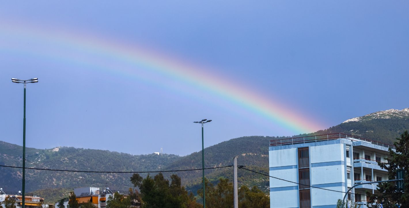 Σπάνιο τριπλό ουράνιο τόξο στον Αττικό ουρανό