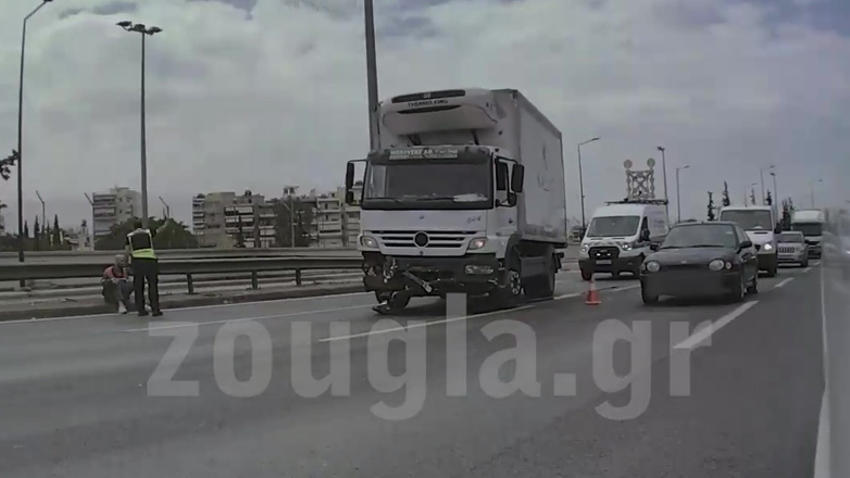Σφοδρή σύγκρουση φορτηγού στον Κηφισό – Μεγάλο μποτιλιάρισμα