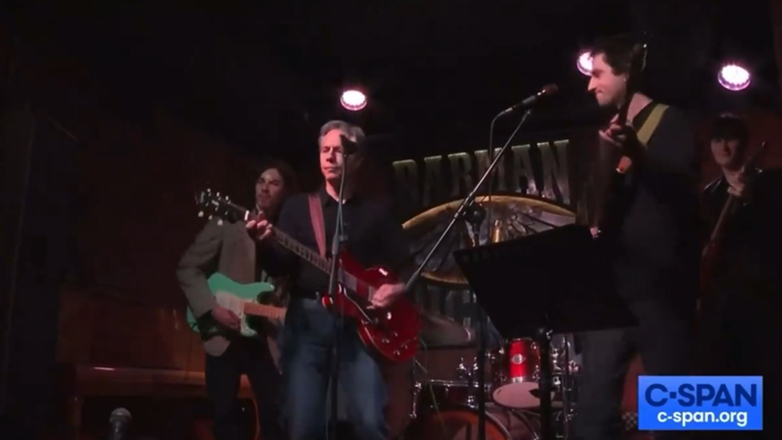 Ο Άντονι Μπλίνκεν πήγε στην εμπόλεμη Ουκρανία και… έπαιξε ηλεκτρική κιθάρα σε κλαμπ