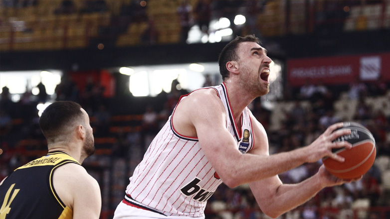 Με κορυφαίους τους Μιλουτίνοφ και Πίτερς έκανε το 1-0 ο Ολυμπιακός επί της ΑΕΚ!