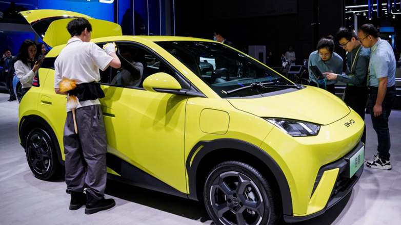 Η Κίνα κατηγορεί τις ΗΠΑ ότι προωθούν ισχυρισμούς «πλεονάζουσας παραγωγικής ικανότητας» για να επιβάλουν νέους δασμούς στα ηλεκτρικά οχήματα