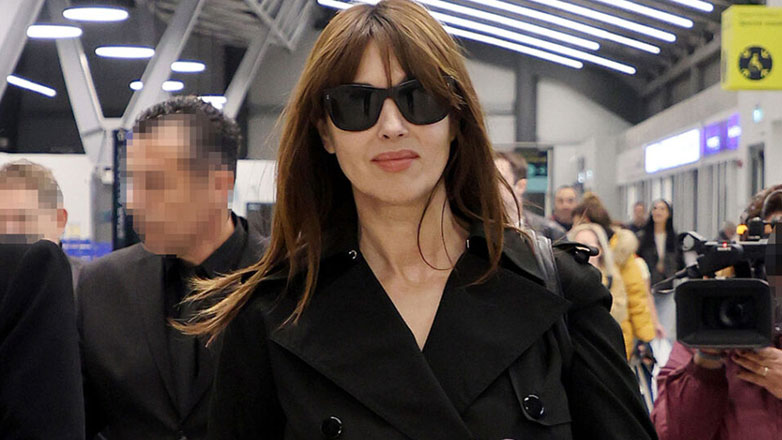 Στην Ελλάδα η Monica Bellucci – Φωτογραφίες από το αεροδρόμιο