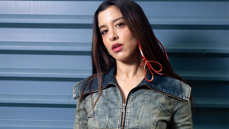 «ZARI» – Μαρίνα Σάττι: Το πρώτο ever τραγούδι με ελληνικό στίχο που μπήκε στα παγκόσμια charts!