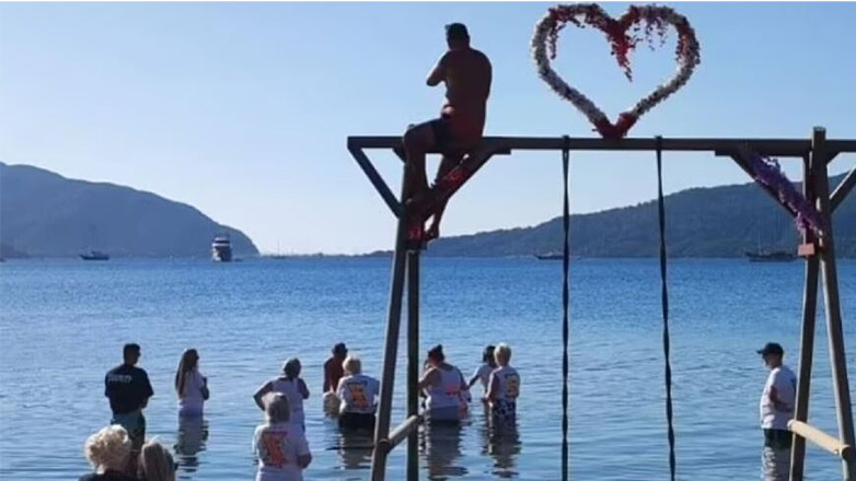 Τουρκία: Βρετανοί σκόρπισαν τη «στάχτη» συγγενή τους στη θάλασσα προκαλώντας τον τρόμο και τον φόβο στους λουόμενους