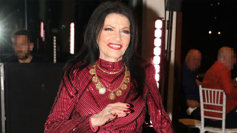 Η Ζωζώ Σαπουντζάκη απαντά για τα δημοσιεύματα που τη θέλουν να πουλάει τη βίλα της στην Κινέτα