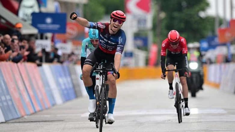 ΔΕΗ Διεθνής Ποδηλατικός Γύρος Ελλάδας 2024: Κέρδισε το ετάπ και τη γαλάζια φανέλα ο Αυστριακός Φέλιξ Ρίτσινγκερ