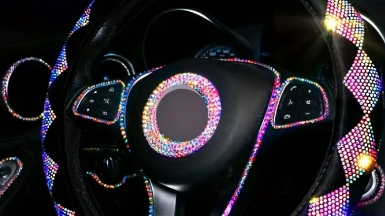 Είχε στολίσει το τιμόνι με κοσμήματα, άνοιξε ο αερόσακος και έχασε το μάτι της