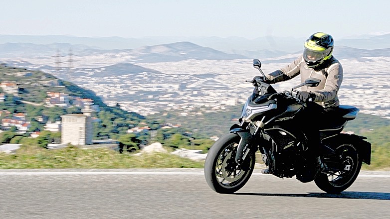 Οδηγούμε CFMOTO 800ΝΚ: κυρίαρχος της πόλης