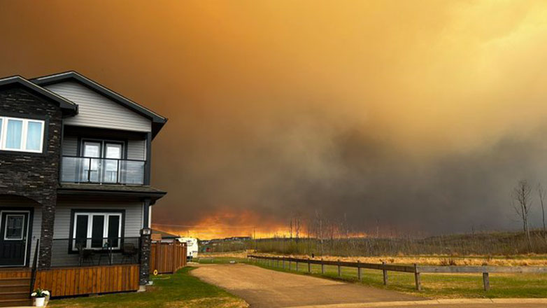 Καναδάς: Η βροχή επιβράδυνε την πορεία της πυρκαγιάς στην πετρελαιοπαραγωγική πόλη Φορτ Μακμέρι