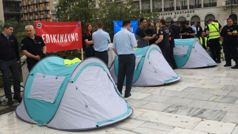 Αστυνομικοί έστησαν σκηνές στο Σύνταγμα – Διαμαρτύρονται για τη φτωχοποίησή τους