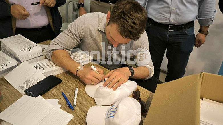 Ο Κασσελάκης υπέγραψε καπέλα της… ΝΔ στο Κιλκίς