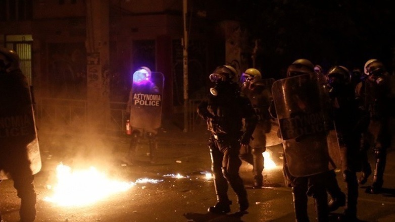 Επίθεση με μολότοφ σε διμοιρία των ΜΑΤ στα Εξάρχεια