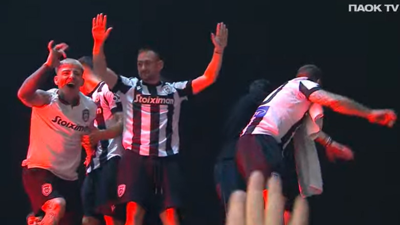 ΠΑΟΚ: Οι πανηγυρισμοί των παικτών πάνω στην οροφή του πούλμαν!