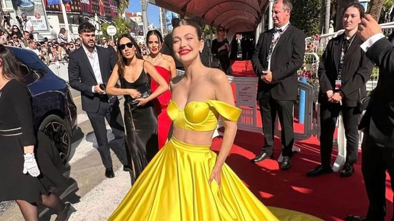 Απαστράπτουσα η Κλέλια Ανδριολάτου στις Κάννες – Η εντυπωσιακή εμφάνιση στο κόκκινο χαλί