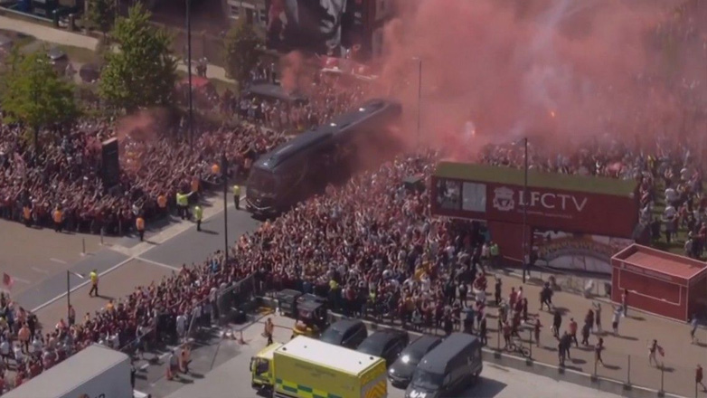 Χιλιάδες φίλαθλοι της Λίβερπουλ υποδέχτηκαν το πούλμαν της Λίβερπουλ για το «αντίο» του Κλοπ!