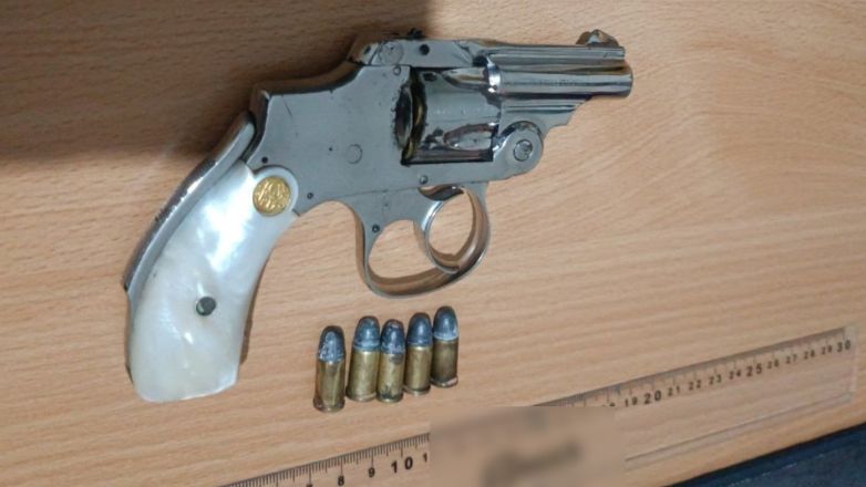 Κολωνός: Ανήλικος κυκλοφορούσε με περίστροφο μαζί με τον πατέρα του