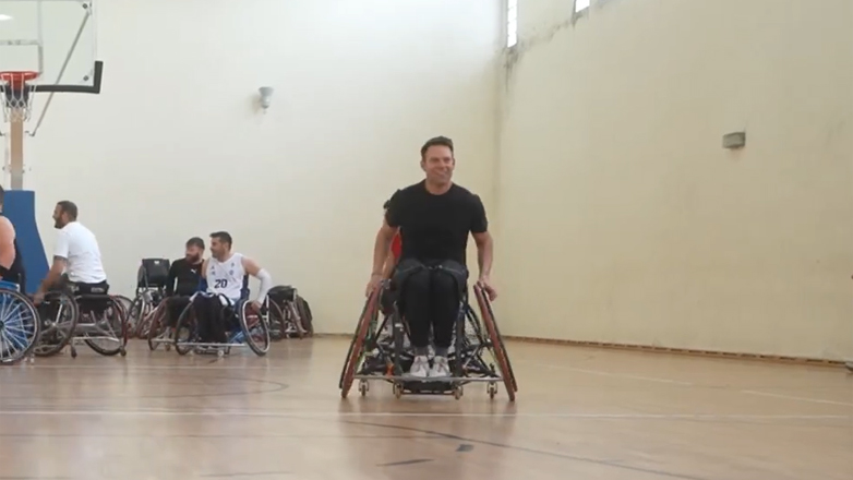 Στέφανος Κασσελάκης: Έπαιξε μπάσκετ με αμαξίδιο