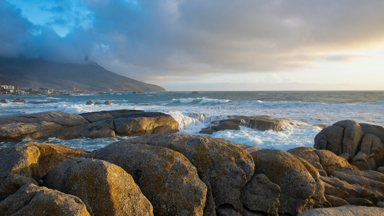 Παλαιόκαστρο: Μάχη για τη ζωή του δίνει νεαρός τουρίστας που έπεσε στα βράχια