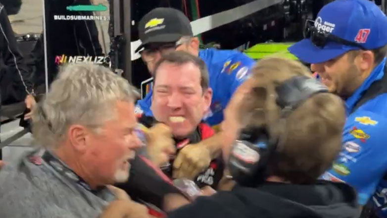 Μπουνιές και κλωτσιές σε αγώνα NASCAR – Το ξεκίνησαν οι οδηγοί, το τελείωσαν οι ομάδες (Βίντεο)