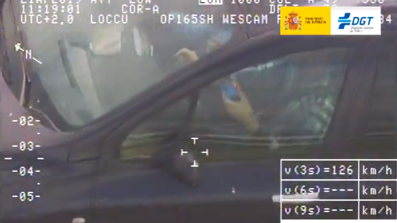 Οδηγούσε με 126χλμ./ώρα και αντί να έχει τα χέρια στο τιμόνι, έλυνε τον… κύβο του Ρούμπικ (Βίντεο)